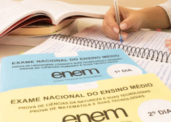 Estudante do ensino médio público estudando para o ENEM com materiais de apoio e provas simuladas.