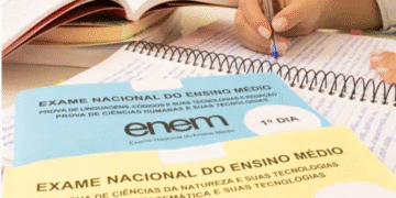 Estudante do ensino médio público estudando para o ENEM com materiais de apoio e provas simuladas.