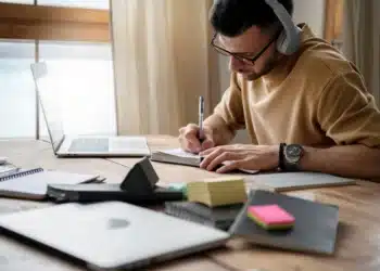 Estudante usando inteligência artificial para otimizar sua preparação na reta final do ENEM 2025