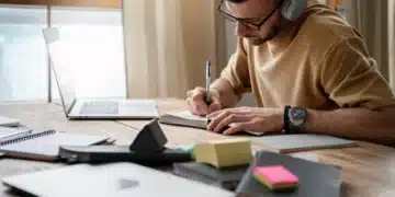 Estudante usando inteligência artificial para otimizar sua preparação na reta final do ENEM 2025