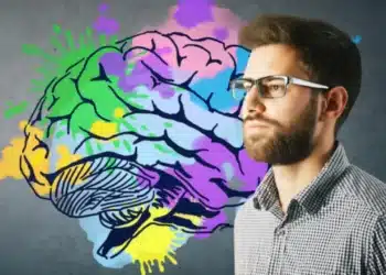 Imagem ilustrando a relação entre habilidades cognitivas e o desenvolvimento pessoal, com cérebro colorido ao fundo