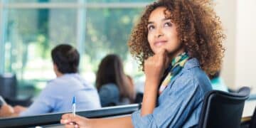 Estudante pensativa durante aula estudo para vestibular.