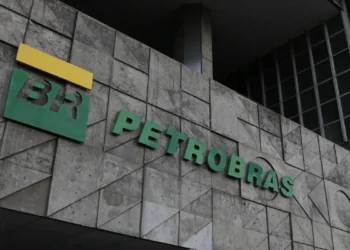Logo da Petrobras em prédio do Instituto Federal de Pernambuco (IFPE) - Curso técnico gratuito em parceria