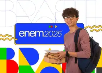 Estudante sorridente com mochila e livros, preparado para o Enem 2025, relacionado aos 5 temas de Química