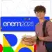 Estudante sorridente com mochila e livros, preparado para o Enem 2025, relacionado aos 5 temas de Química