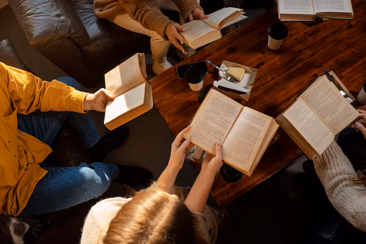 Jovens estudantes, em um grupo de estudo, debatem as obras de Milton Hatoum, como "Dois Irmãos" e "Relato de um Certo Oriente", em preparação para o Enem.