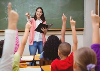 Professora conduz aula interativa com alunos do ensino fundamental em sala de aula. Censo 2024 apresenta um panorama detalhado das preferências acadêmicas dos brasileiros, e a pedagogia está entre eles.