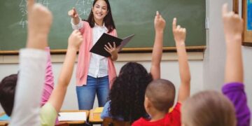 Professora conduz aula interativa com alunos do ensino fundamental em sala de aula. Censo 2024 apresenta um panorama detalhado das preferências acadêmicas dos brasileiros, e a pedagogia está entre eles.