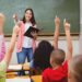 Professora conduz aula interativa com alunos do ensino fundamental em sala de aula. Censo 2024 apresenta um panorama detalhado das preferências acadêmicas dos brasileiros, e a pedagogia está entre eles.
