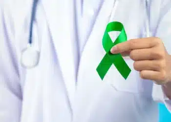 Médico segura fita verde símbolo da campanha Setembro Verde