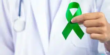 Médico segura fita verde símbolo da campanha Setembro Verde