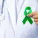Médico segura fita verde símbolo da campanha Setembro Verde