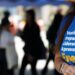Close-up de uma camiseta azul com as palavras "Vestibular", "Preparação", "Liderança", "Aprovação" e "Enem" estampadas, representando a jornada do estudante para realização da prova do Enem.