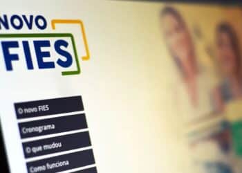 Tela de computador exibindo o logotipo "Novo FIES" e o menu "Cronograma", indicando as etapas de inscrição e datas importantes do financiamento.