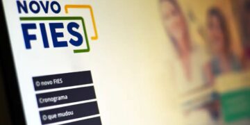 Tela de computador exibindo o logotipo "Novo FIES" e o menu "Cronograma", indicando as etapas de inscrição e datas importantes do financiamento.
