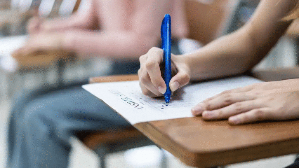 Estudante preenchendo gabarito de prova, representando o Exame Nacional do Ensino Médio (Enem) e o ingresso no ensino superior