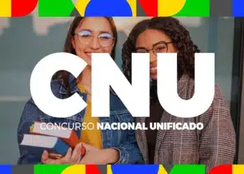 Novidades do Concurso Nacional Unificado 2025: duas mulheres sorrindo em um ambiente urbano, segurando livros.