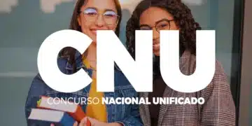 Novidades do Concurso Nacional Unificado 2025: duas mulheres sorrindo em um ambiente urbano, segurando livros.