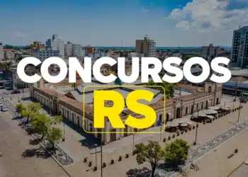 Vista aérea do centro histórico com destaque para texto concursos RS em letras brancas e amarelas.
