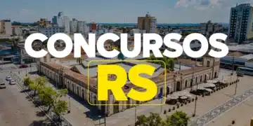 Vista aérea do centro histórico com destaque para texto concursos RS em letras brancas e amarelas.