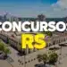 Vista aérea do centro histórico com destaque para texto concursos RS em letras brancas e amarelas.