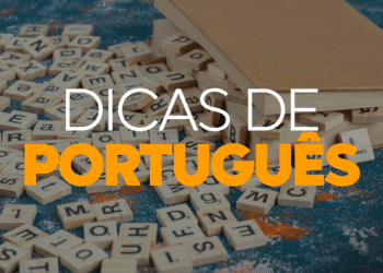 Peças de Scrabble e livros com o título 'Dicas de Português' em destaque, ilustrando o tema sobre a língua portuguesa.