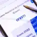 Caneta sobre a tela de um celular exibindo a página oficial do Exame Nacional do Ensino Médio (Enem) e o logo em azul, com a inscrição "Enem 2022" visível parcialmente no rodapé.