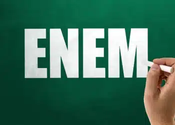 Palavra-ENEM-em-quadro-verde-ilustrando-a-reta-final-de-estudos-e-a-preparação-para-o-exame