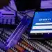 Um smartphone exibindo a tela de login do Enem, acompanhado de uma calculadora e canetas azuis sobre cadernos, simbolizando a preparação para o exame.
