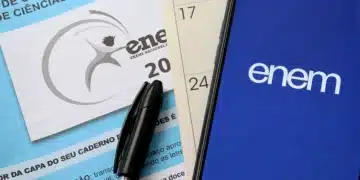 Imagem de materiais do Enem 2025, incluindo uma capa do caderno de questões, caneta e smartphone com o logotipo do Enem.
