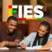 Dois estudantes sorrindo enquanto estudam juntos com livros abertos e canetas na mão, com logo do FIES ao fundo