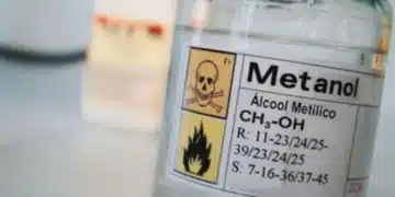Garrafa de metanol com rótulo de advertência de toxicidade, com imagens de perigo (morte e inflamabilidade).