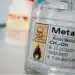 Saiba o que é metanol e como ele pode contaminar bebidas alcoólicas 11 Garrafa de metanol com rótulo de advertência de toxicidade, com imagens de perigo (morte e inflamabilidade).