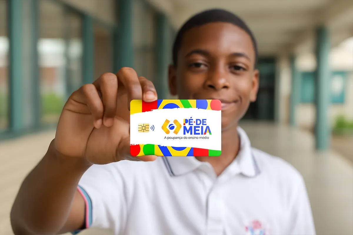 Cartão Pé de Meia para Jovens Brasileiros Adolescente segurando cartão colorido do programa Pé de Meia com expressão sorridente
