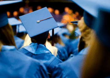 Formandos usando beca e capelo durante cerimônia de graduação.