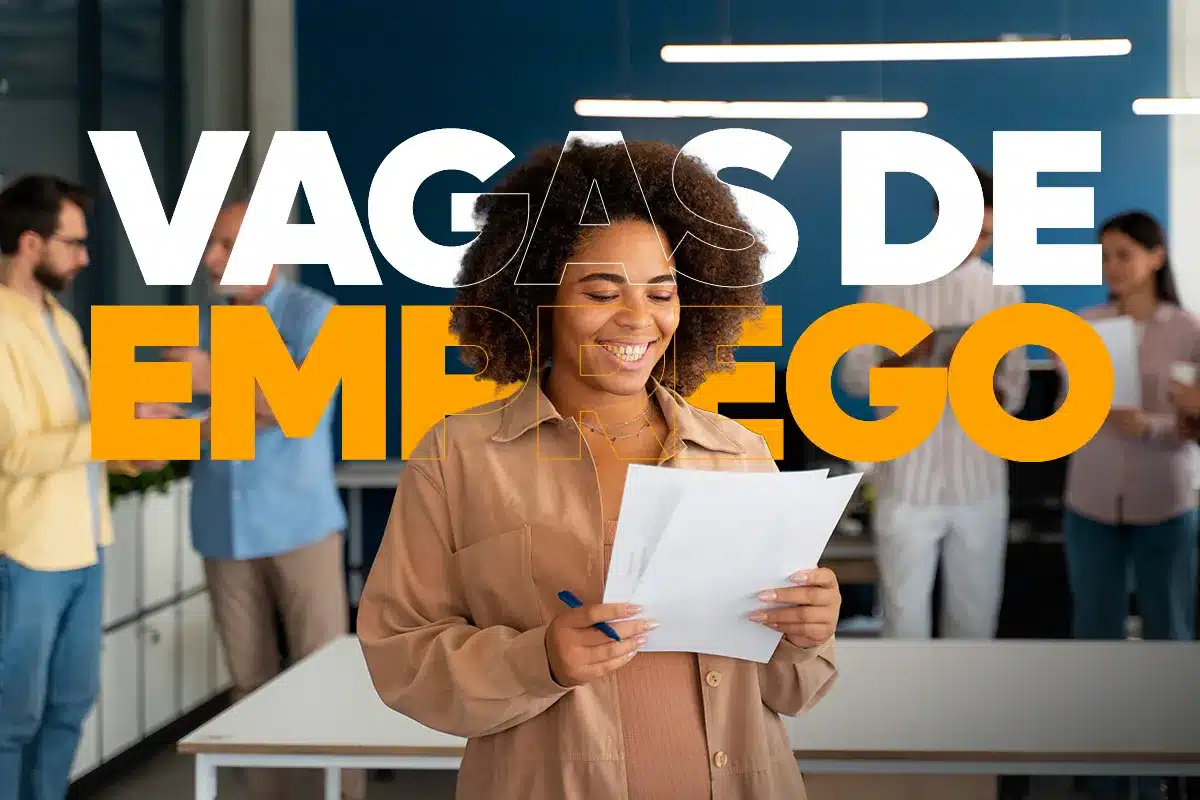 Vagas de Emprego para Profissionais Diversos Mulher sorrindo lendo documentos com texto Vagas de Emprego em destaque ao fundo em um escritório moderno.