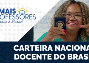 Professora exibindo a Carteira Nacional Docente do Brasil com sorriso, promovendo o programa Mais Professores para o Brasil.