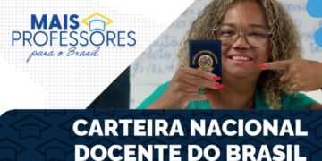 Professora exibindo a Carteira Nacional Docente do Brasil com sorriso, promovendo o programa Mais Professores para o Brasil.