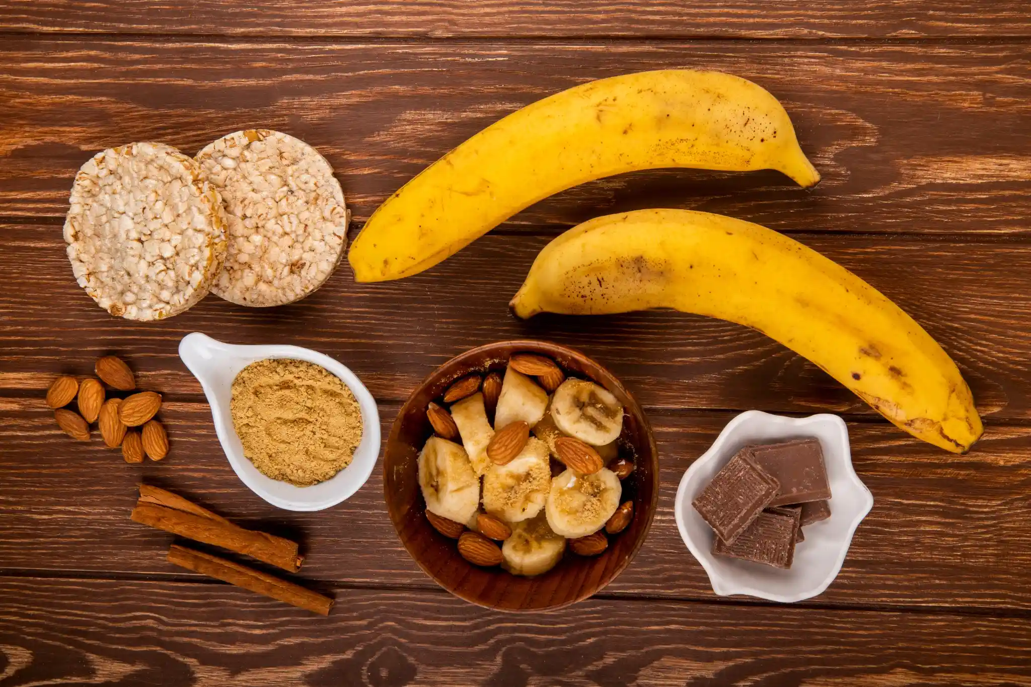 Alimentos saudáveis para foco durante os estudos Alimentos que ajudam a manter o foco durante as revisões: bananas, amêndoas, arroz integral e chocolate