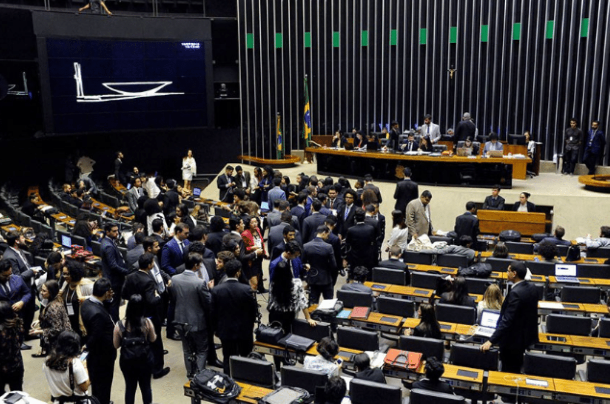 Entenda o significado de “bancada” na política e sua origem.