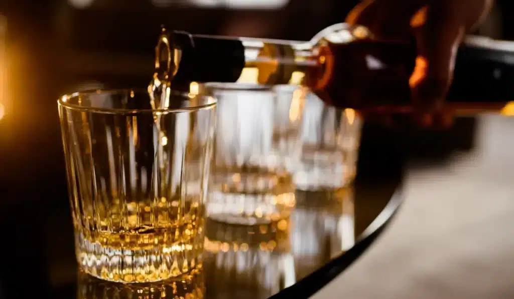 Imagem de um barman servindo uma bebida alcoólica, enfatizando a importância de verificar a qualidade da bebida para evitar intoxicação por metanol.