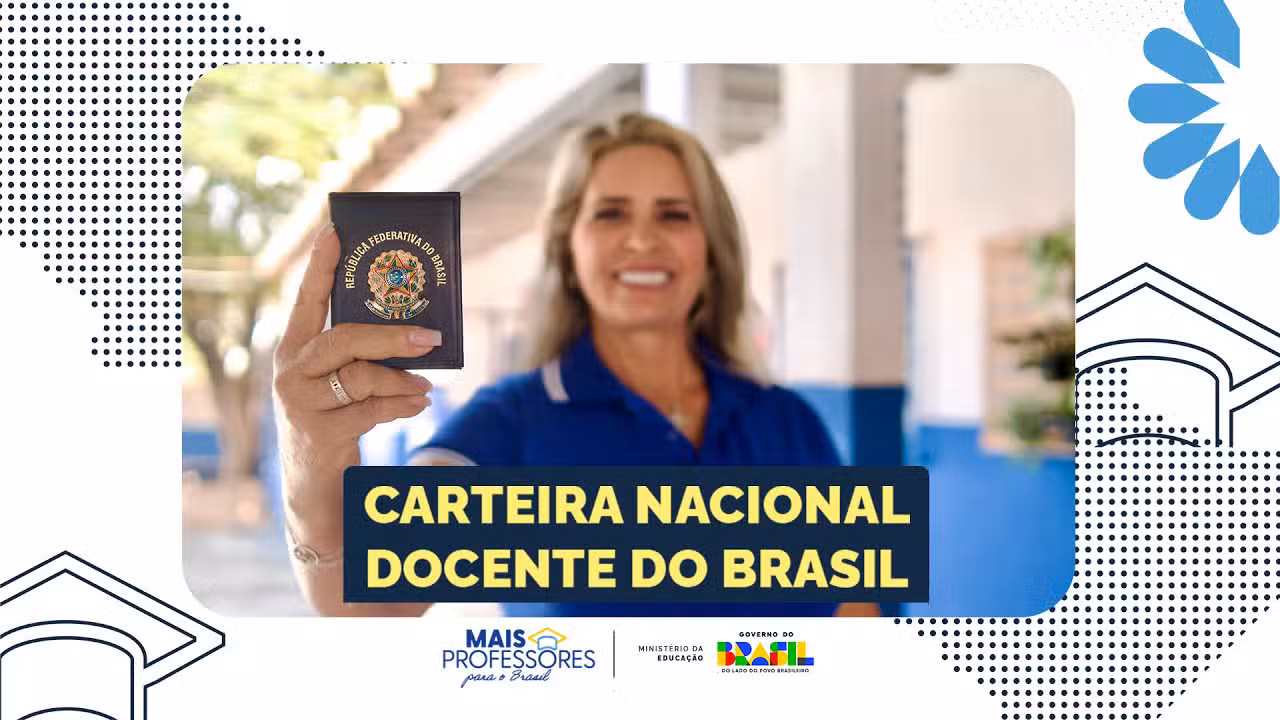 Carteira do professor. Professora exibindo a carteira Nacional Docente.