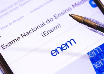 Tela com o logo do Enem e uma caneta apontando para o texto “Exame Nacional do Ensino Médio”.
