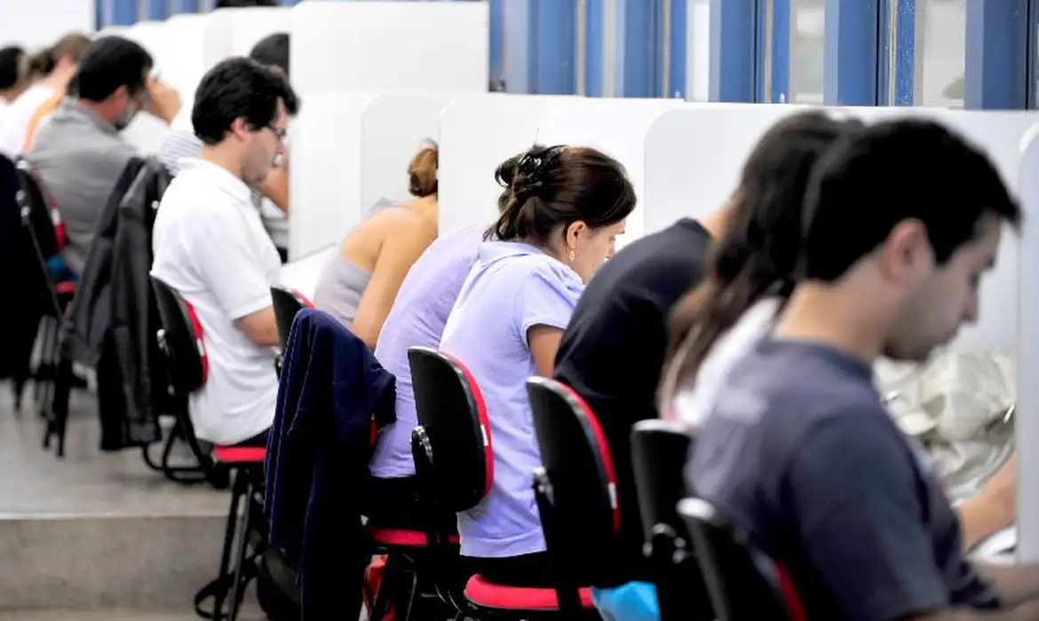 Dicas valiosas para o Enem Imagem de estudantes concentrados no assunto da prova.