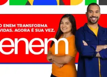 Jovens estudantes sorrindo ao lado da logo do ENEM, simbolizando preparação para as provas de filosofia