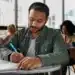 Homem estudando em ambiente tranquilo, com foco no processo de aprendizado, para entender como se preparar para a prova do PND.