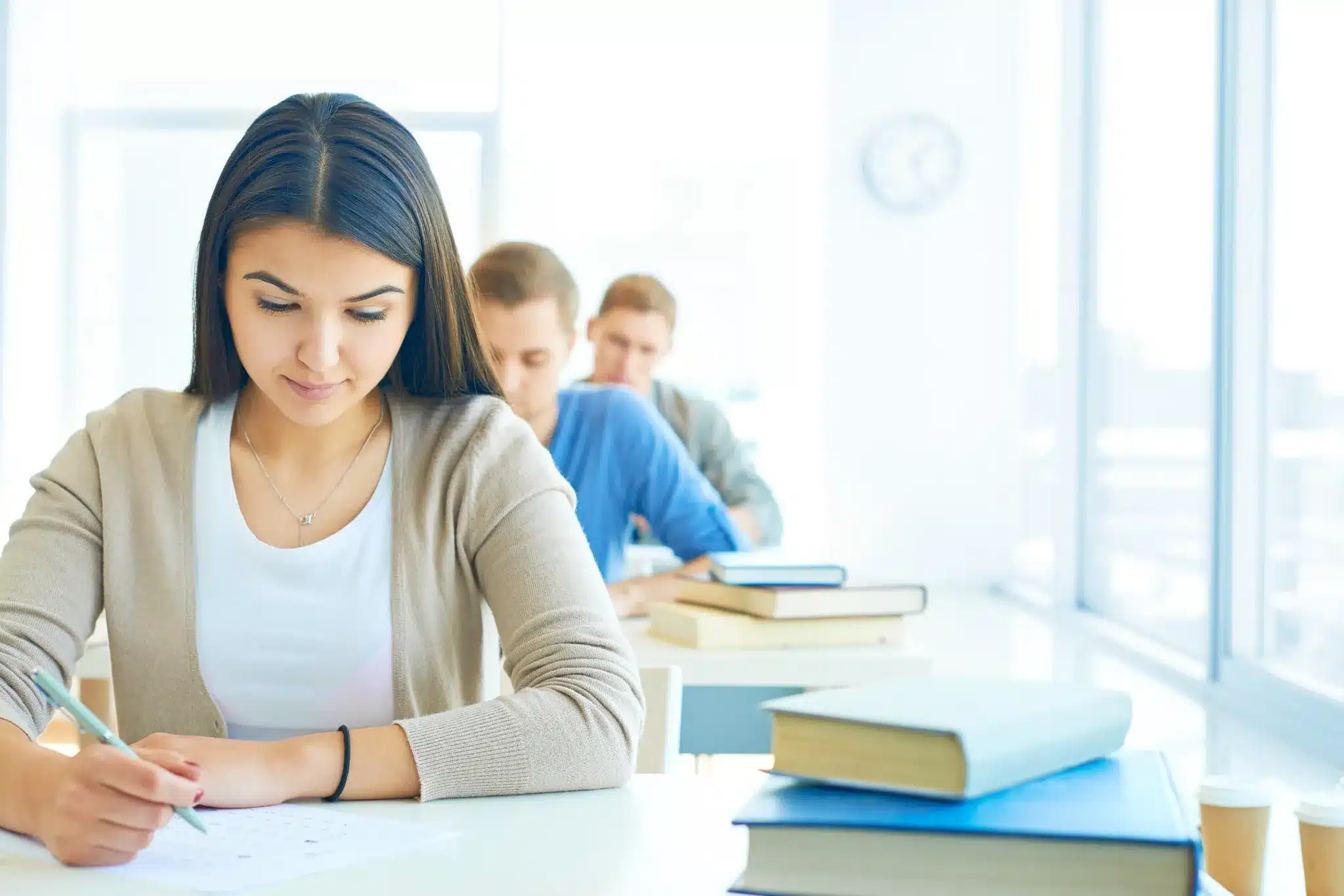 Estudante realizando prova em sala de aula, representando os exames nacionais organizados pelo Inep.