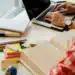 Estudante estudando com materiais educativos, representando o impacto da alimentação na concentração durante a preparação para vestibulares e Enem
