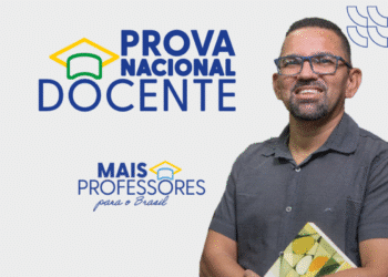 Logotipo oficial da Prova Nacional Docente (PND) e o lema "Mais Professores para o Brasil", ao lado de um professor sorridente segurando um caderno.