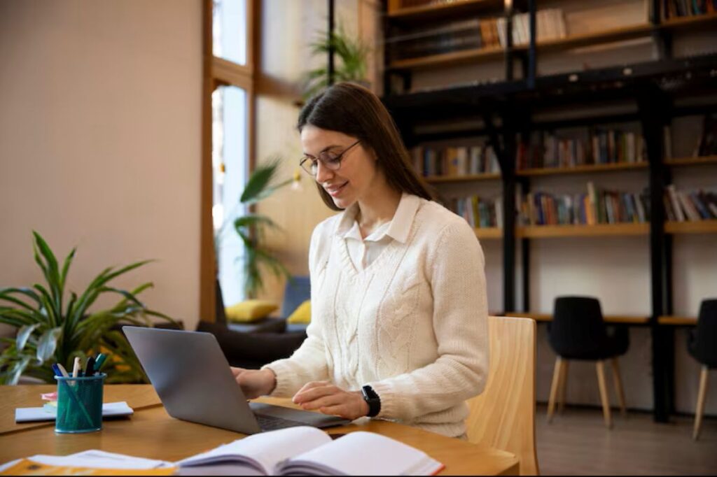 ovem mulher focada estuda inteligência artificial em seu laptop, em um ambiente de biblioteca moderna, exemplificando o aprendizado acessível sobre novas tecnologias.
